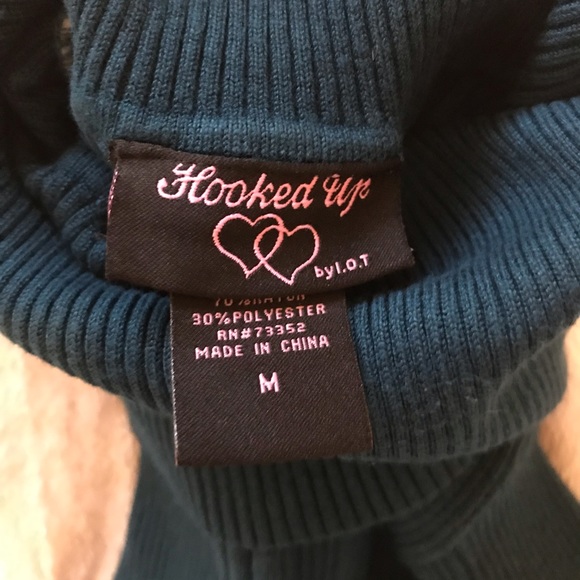 Cute turtleneck w/belt - Picture 4 of 4